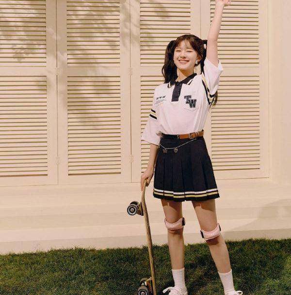 赵露思穿jk玩滑板,有谁注意到她的膝盖,这是摔的吗_版型_少女_裙装