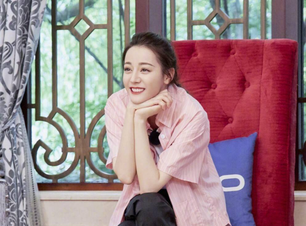 孙红雷回归,进场直奔迪丽热巴,张艺兴也未完成录制_观众_节目组_配乐