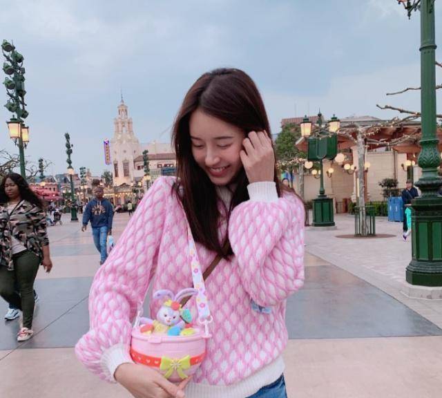 也看不出来她的年龄,和一些其他的明星来比较着说张子萱才是真的有少