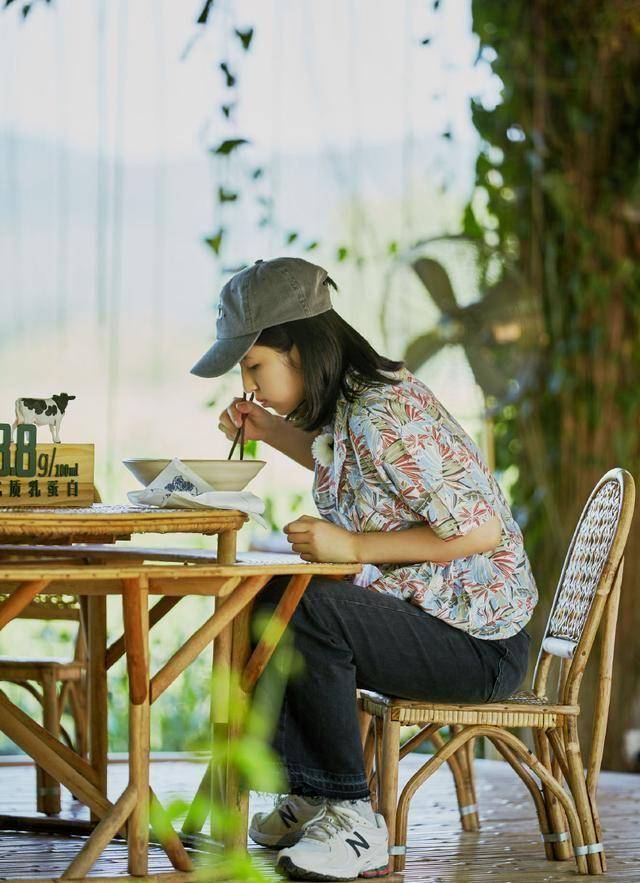 张子枫真会穿,背带裤配马丁靴也能穿出街头感,时髦又前卫_气息_时尚