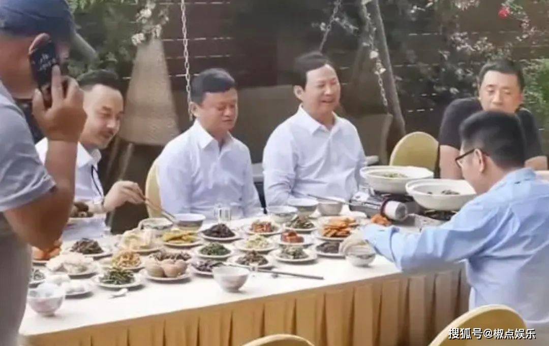 只见马云坐在一个长桌前,与许多商圈的大腕,边吃饭边聊天