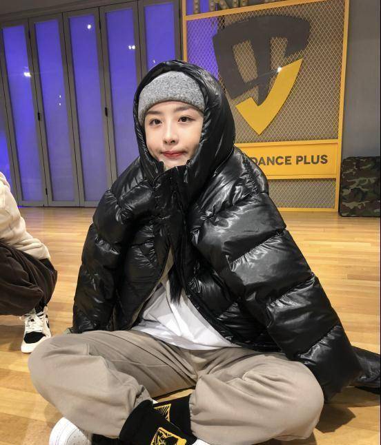 赵小棠不愧是时尚"弄潮儿",穿格纹羽绒服配牛仔裤,时尚又保暖_look