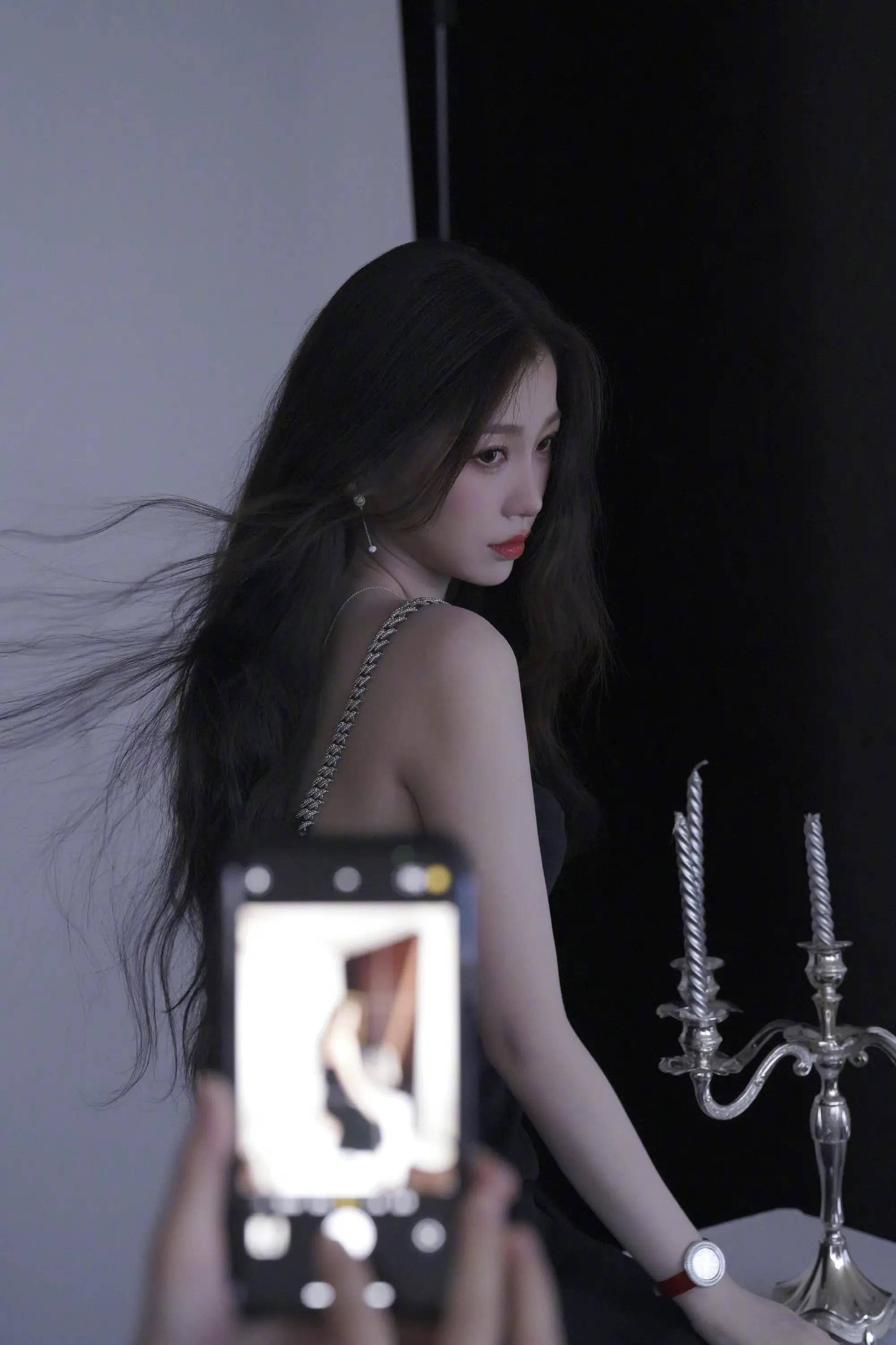 虞书欣身穿黑色吊带裙,秀出火辣性感的好身材,他乖巧可爱_头发_红唇