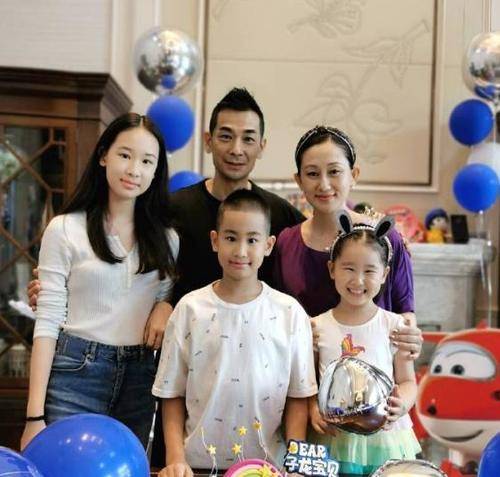 赵文卓一家四口出门游玩,不忘拍照秀幸福,全家像是开了长腿特效