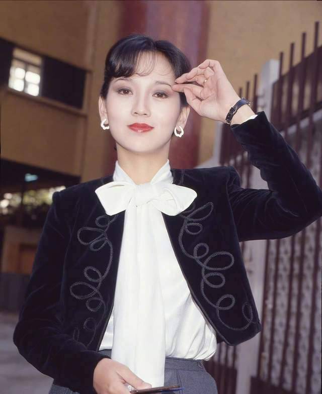 赵雅芝晒出年轻时的照片,青涩脸庞和稚美的眼神,不愧为影视女神_年龄