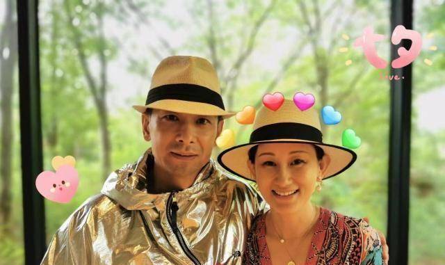 老夫老妻一起过七夕时,赵文卓眼里依旧满满的都是张丹露一个人,看得旁