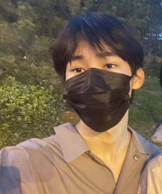 张真源中戏军训被晒黑不少,稚嫩脸庞一脸正气,网友:还是很帅_生活