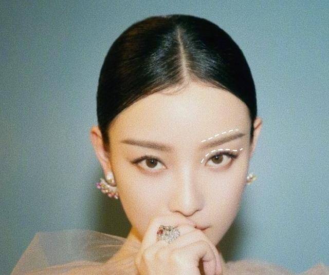 章若楠是怎么凭借宽眼距成为辨识度美女的?