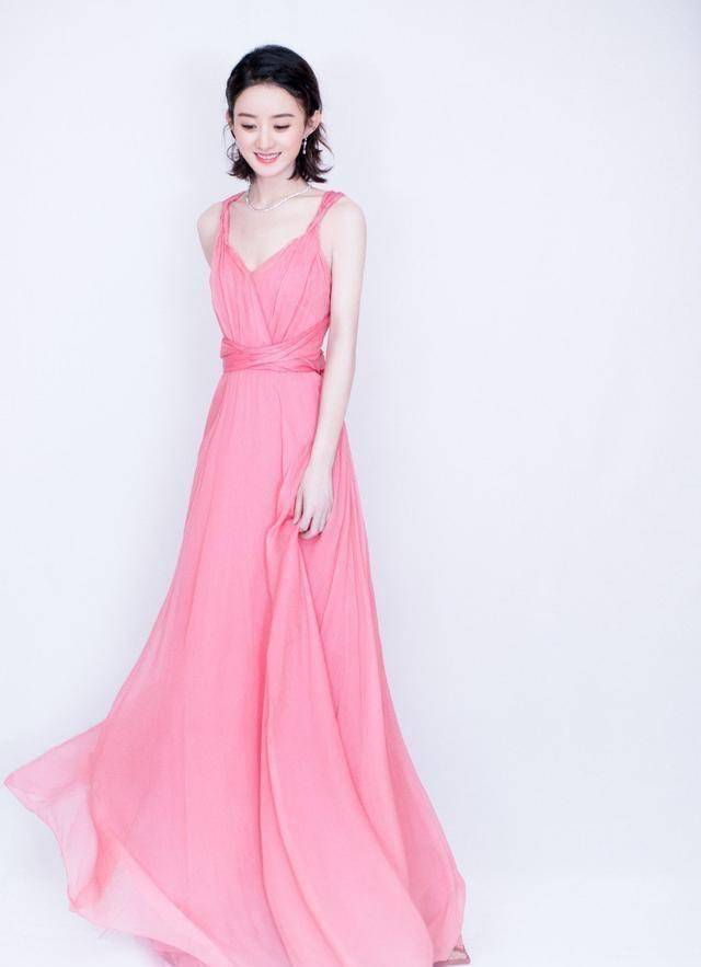 赵丽颖太优雅,穿粉色长裙端庄大气,不愧是"仙女"气质_的设计_选择了