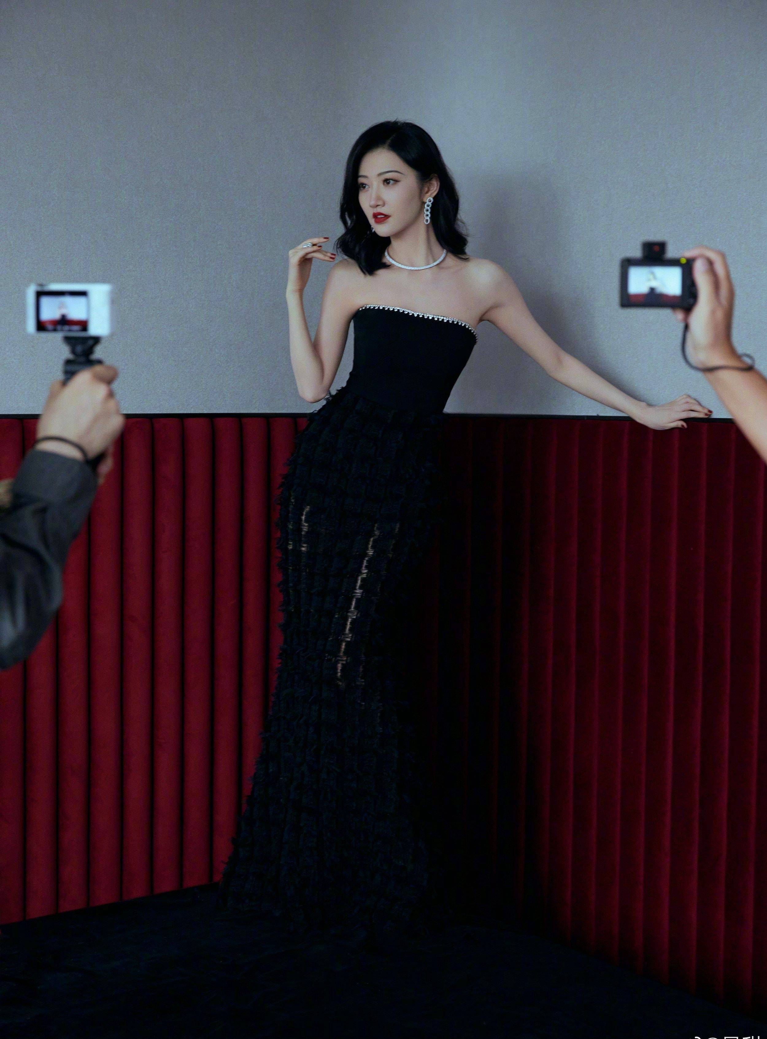 景甜黑色抹胸连衣裙性感香肩写真_画面_网友_女神