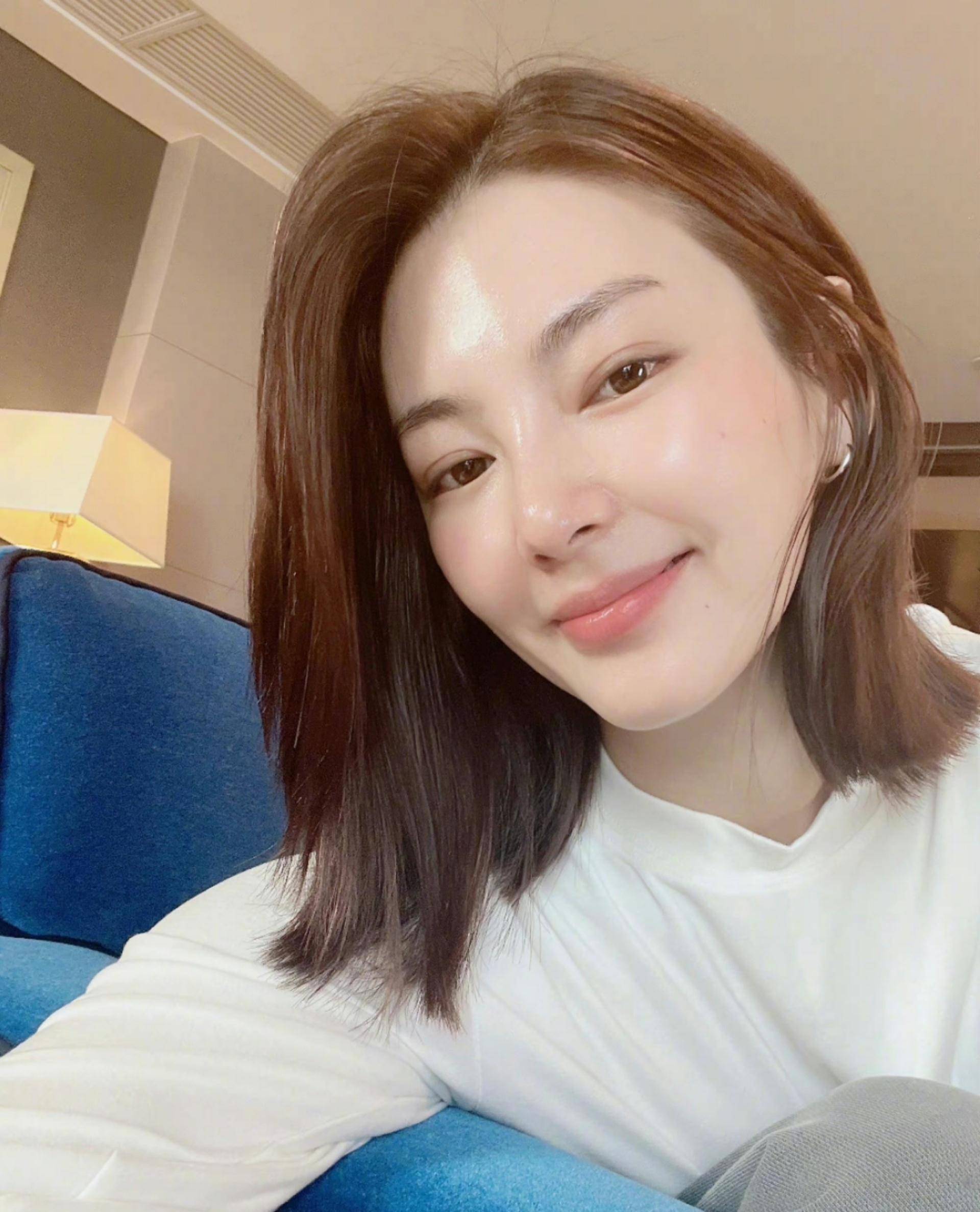 张雨绮短发造型出席红毯,脸僵被吐槽像机器人,跟自拍差距大_戏剧_玉溪