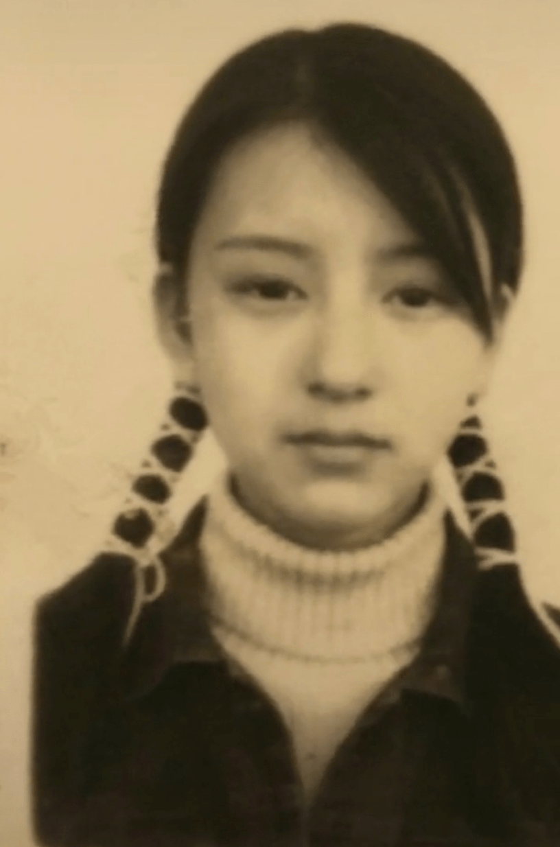 她还写道:"初中上课时被叫出来拍证件照,记得太阳很大,所以看起来皱着