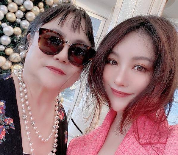 沈腾姐姐近照曝光,比沈腾大3岁依旧美艳动人,身份更是出类拔萃_沈娜