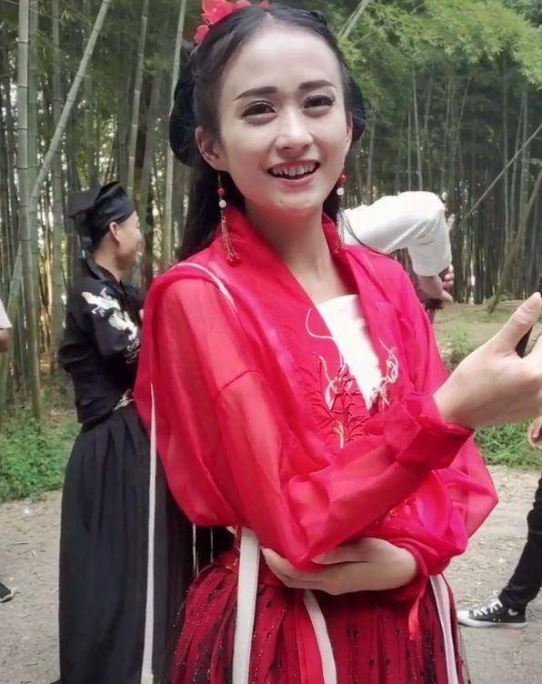 赵丽颖替身拍戏被围观,穿上"花千骨"衣服后和本尊太像了_颖宝太_女生