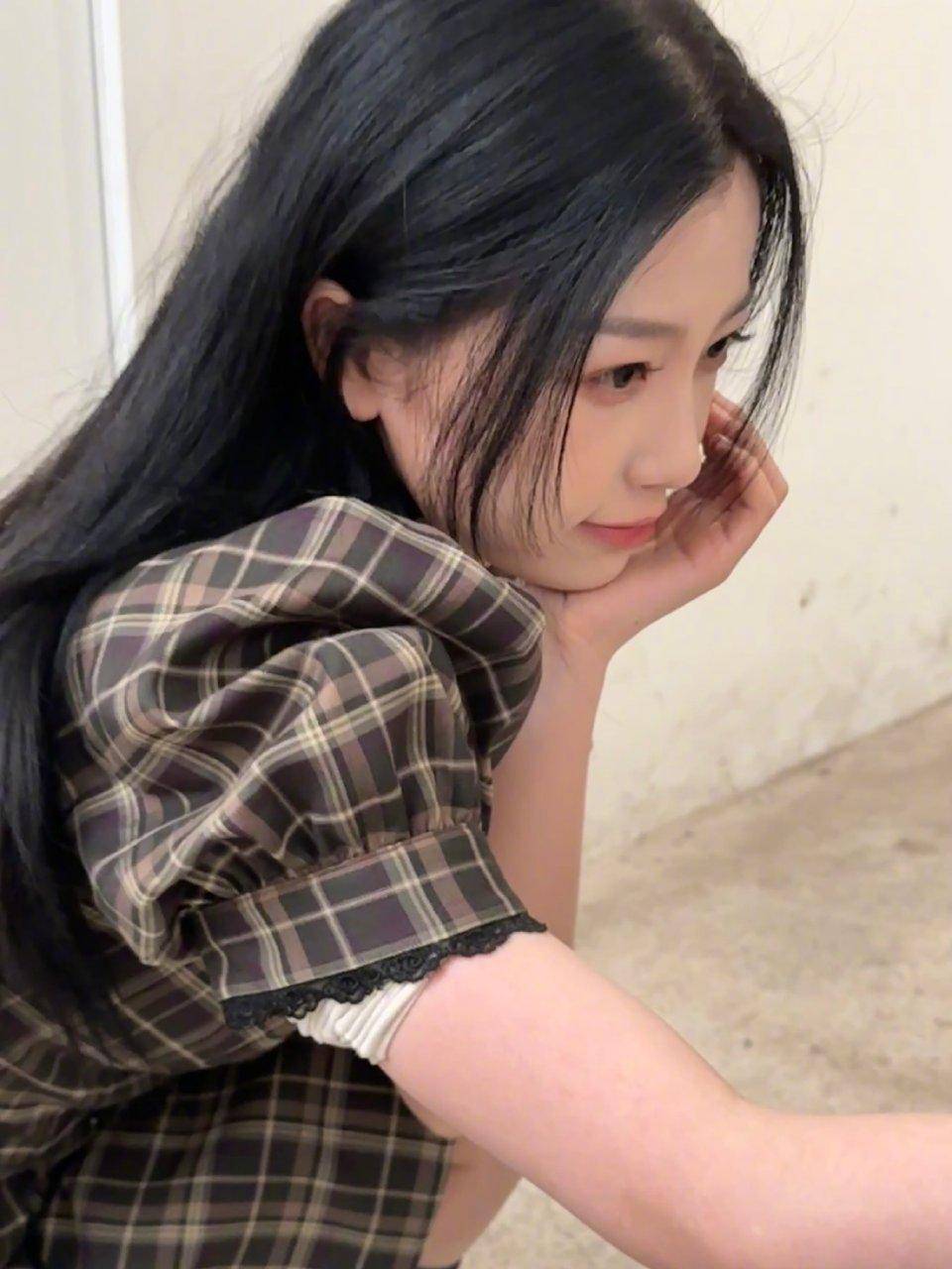 虞书欣的高级着装引发热议,一个细节,尽显早春装扮的她小心,优雅,温暖