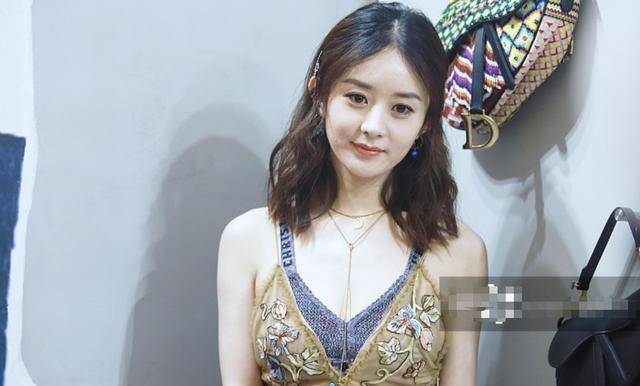 赵丽颖出席活动变胖好多,全胖在胸上,合影把王子文比的面目全非_感觉