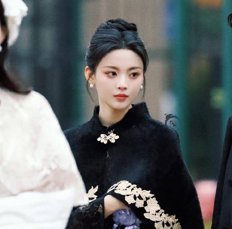 冒充杨超越被吐槽网友指责引发性别矛盾现场粉丝控制不住_虞书欣_因为