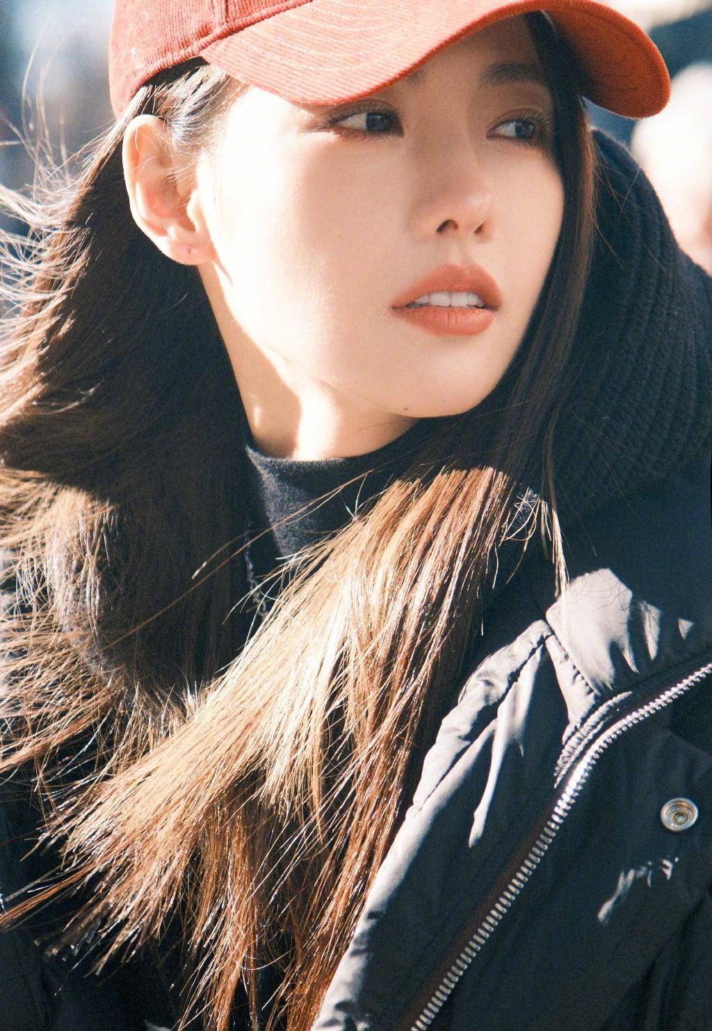 张嘉倪最新街拍,红色鸭舌帽 黑色外套,一整个大跳脱,浅浅赢了_美貌