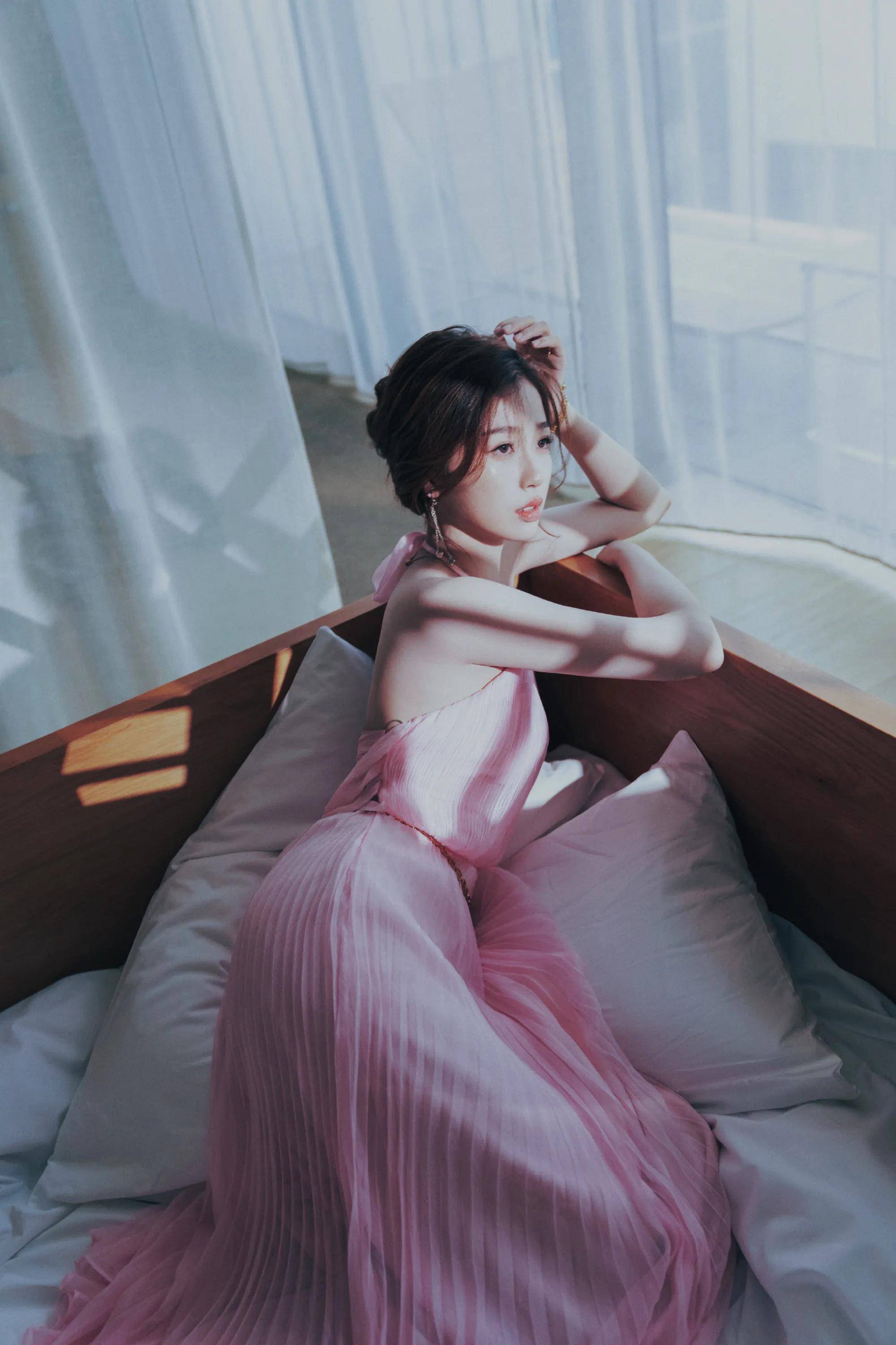 虞书欣大秀粉色仙女身材,粉红色的裙子和头发都点亮了夏日的感觉,吸睛