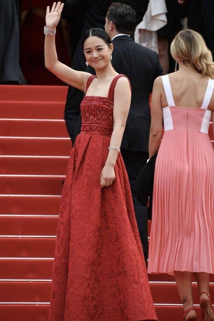 "周韵"是气质女神,在红毯上身穿红色礼服,优雅华丽,她是骨子里的美丽