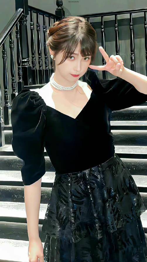 虞书欣的田园风穿搭你见过吗?双尾麻花辫配白裙,可爱到犯规