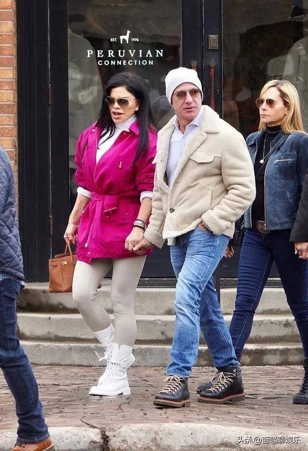 劳伦·桑切斯穿玫红色外套,帅气的杰夫·贝索斯出场,时尚甜美_购物