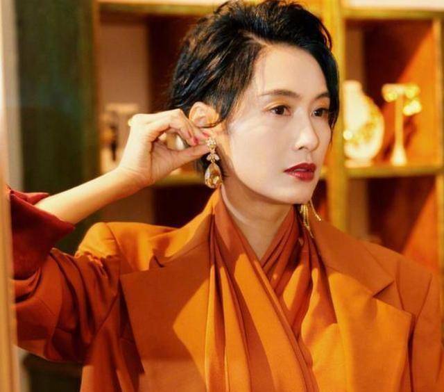 穿焦糖色西装韵味十足,浓浓的港风让人心醉_感觉_时候_显高