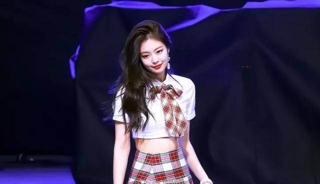 最適合紅色的blackpink的jennie,紅玫瑰造型真的是太絕了!