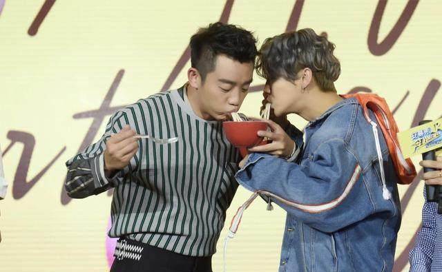 郑恺鹿晗惊喜庆祝生日,李晨说他舍不得撕范丞丞名牌_节目_发布会_邓超