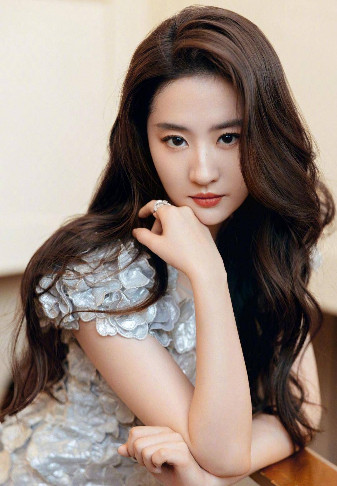 照片中,刘亦菲时而笑容甜美,时而微