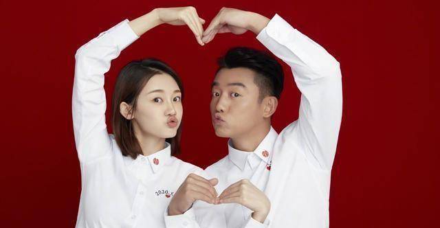 郑恺苗苗晒照庆女儿百天,小家伙全程被玩具吸引,蹬着小腿往前爬_郑恺