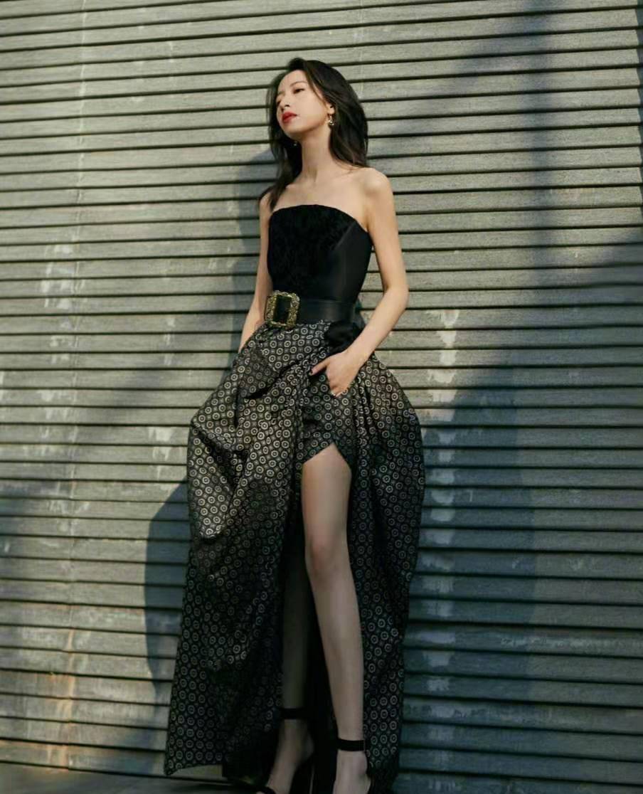 周雨彤突破形象,高开叉抹胸裙大秀美腿,妩媚动人太惊艳!