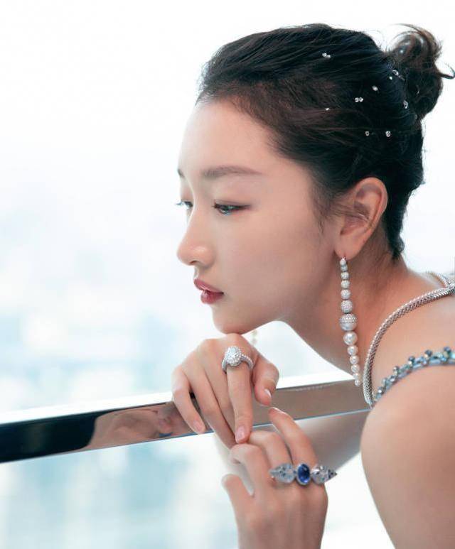 周冬雨再次获奖,她的实绩,85后女艺人也比不过了吧_成绩_大满贯_作品