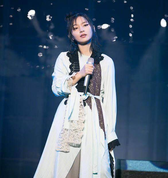 周笔畅32岁越来越有女人味?看看她的私房照,还是这么"邋遢"!