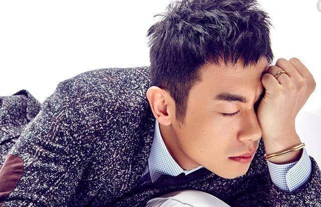 朱亚文准备录制跑男,现身机场无人接机?