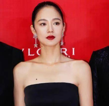 这些肩颈就是为礼服而生的吧!盘点有着绝美肩颈线条的女艺人_肩膀_直