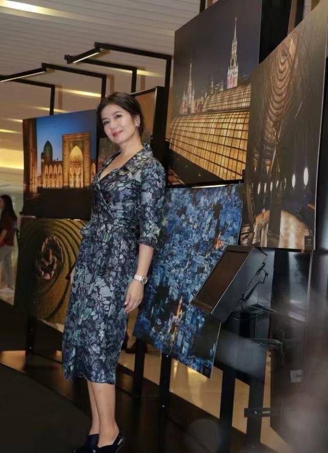 而是选对合适我们自身的类型就好,比如钟楚红肤色较白,不算过于发福的