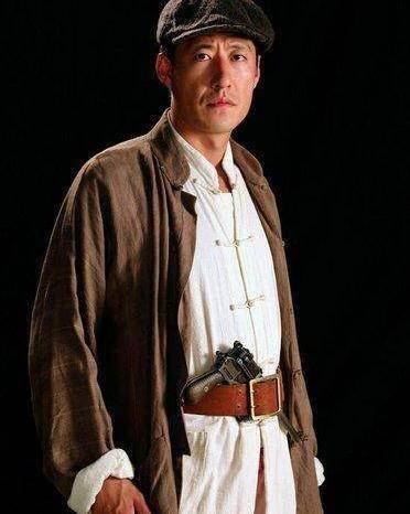 于震自出道以来演过多部电视剧电影,出演过《海狼行动》,《黑玫瑰》