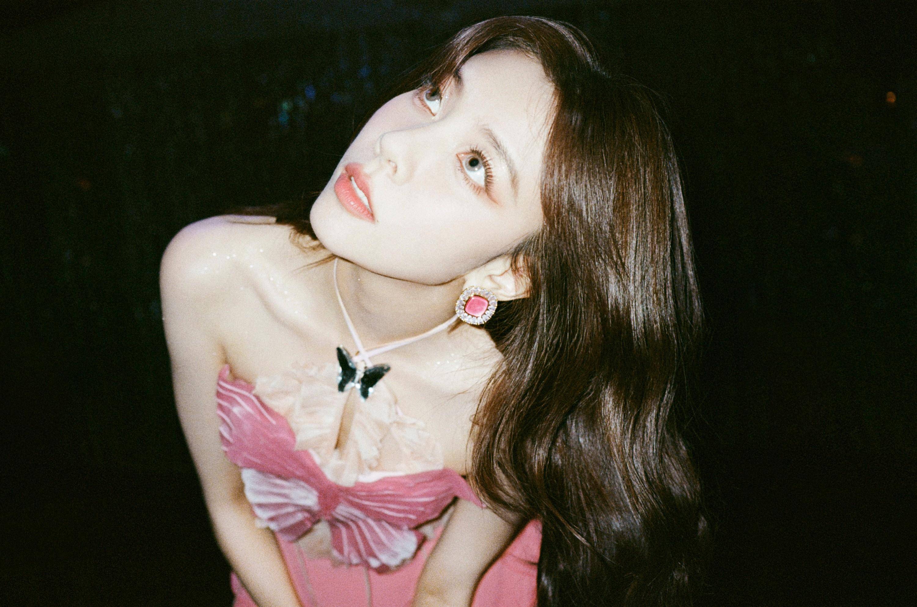 宋妍霏复古壁纸合集,大波浪红唇,满满的复古浪漫感_时尚_灯光_蝴蝶