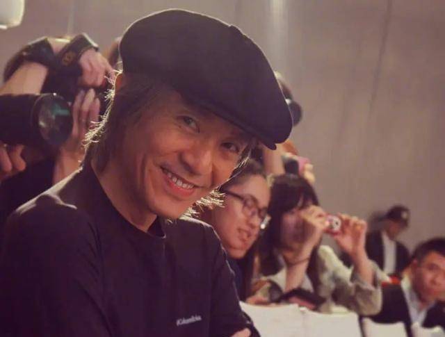 周星驰59岁生日,林允半夜晒星爷帅照送祝福,夸老板帅气又可爱_生活