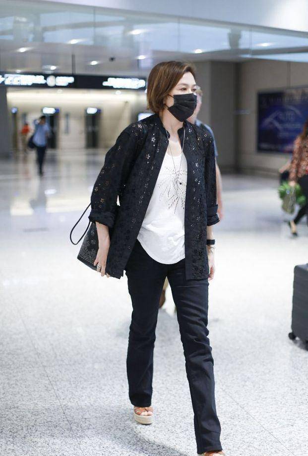 中年妇女穿搭的楷模关之琳,绿色外套配小红靴,洋气又有气质_身材_活力