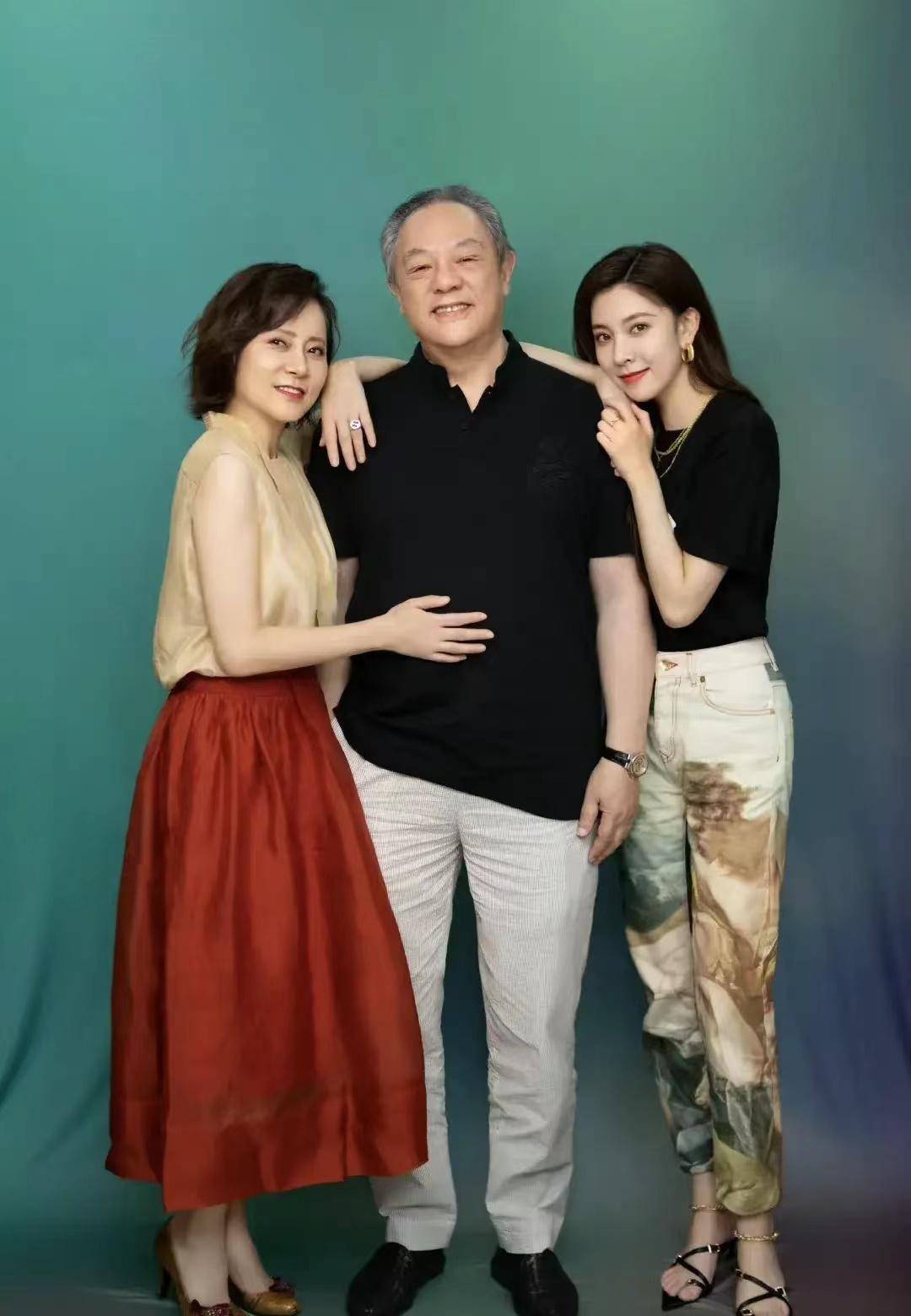 宋妍霏被高颜值父母喂狗粮,妈妈颜值堪比女明星,难怪被爸爸宠_女性