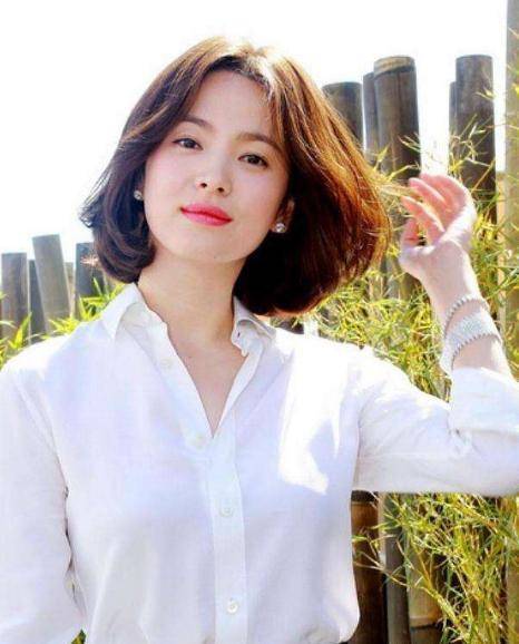 照片中,宋慧乔大红色的嘴唇引人注目,温柔又有气场.