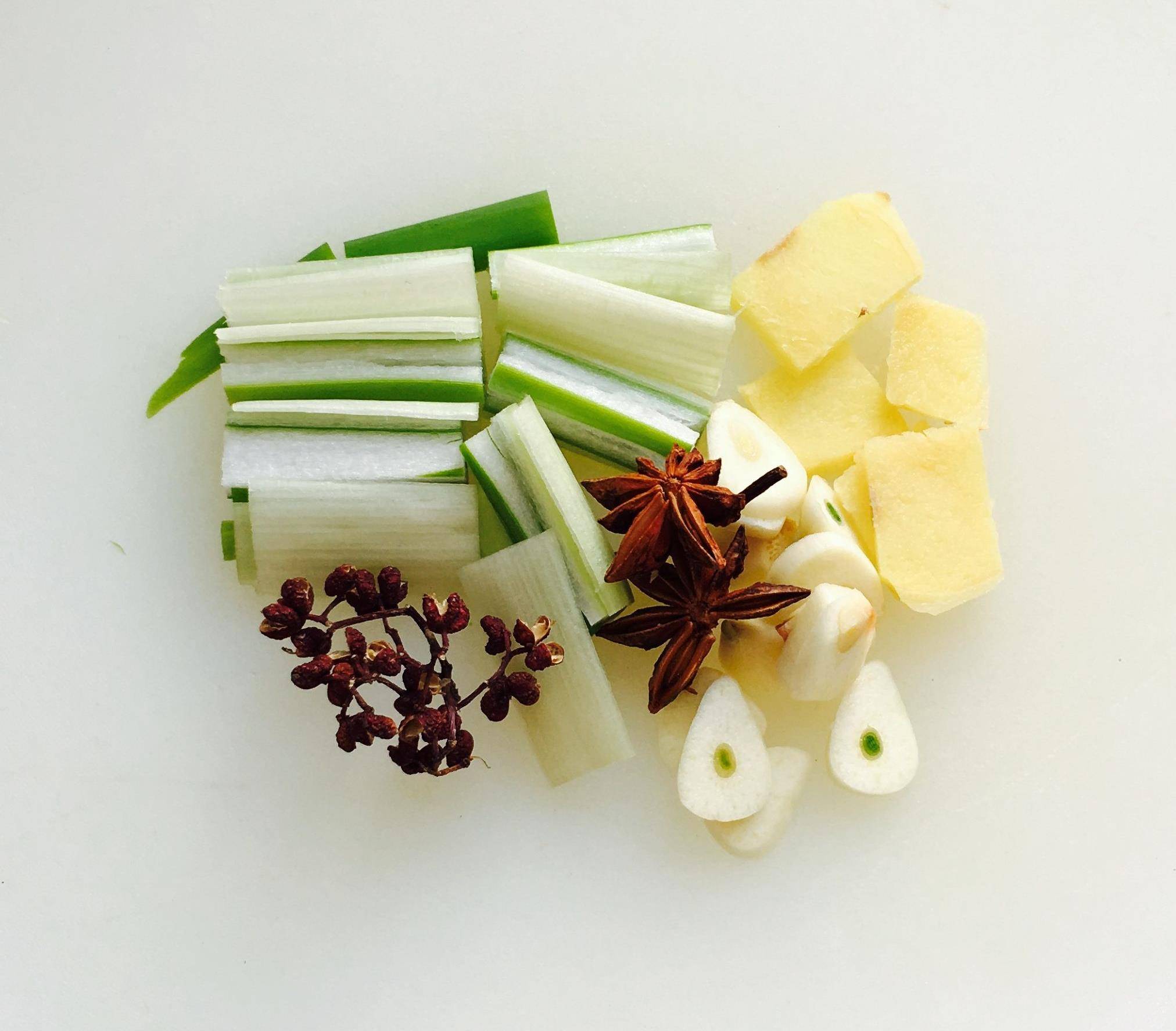 为了使罗非鱼肉更好的入味儿两面均匀地切成柳叶花刀,尤其是鱼的背