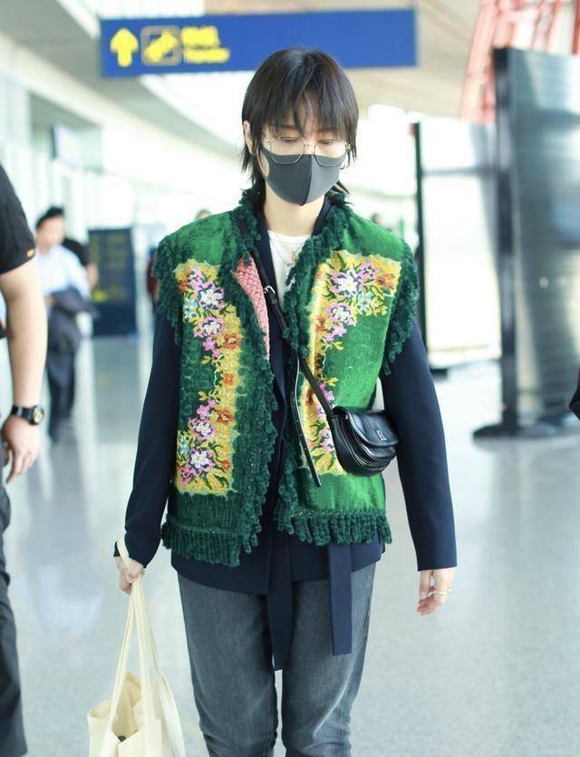 周笔畅现身机场,把奶奶衣柜里的花背心穿出了门,又绿又黄好扎眼_马甲
