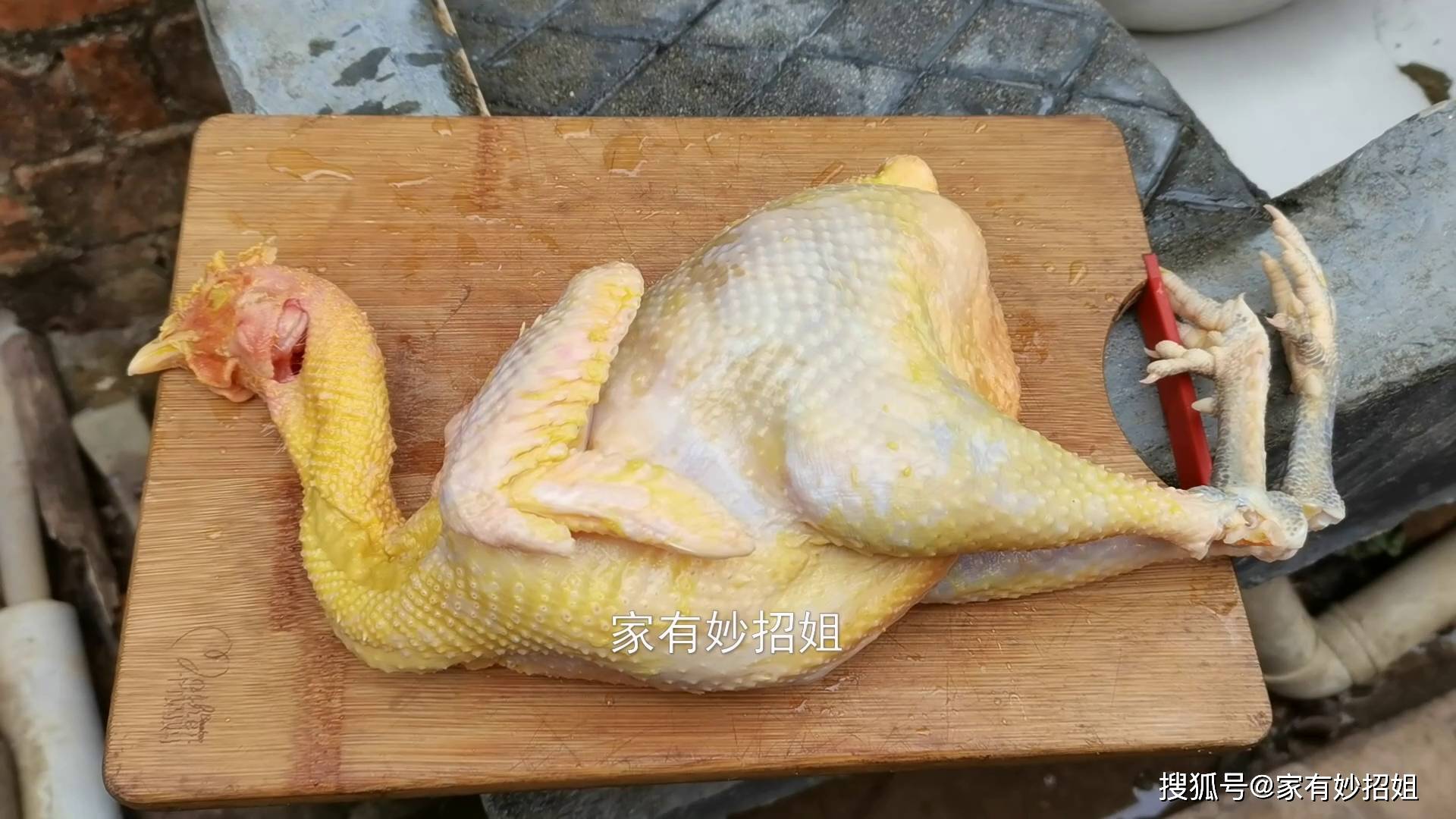 杀鸡时：发现鸡肚里有块大“黄油”，是吃还是扔？看完你就明白了 - 逍遥自在