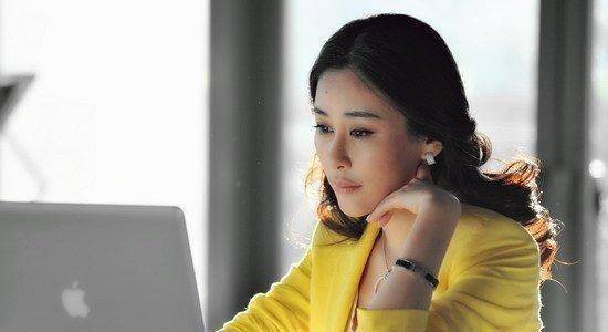 刘亦菲给她当伴娘而且周扬在圈内的人缘很好,佟丽娅结婚时,她也是丫丫