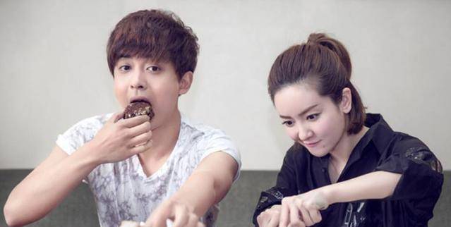 撞脸半个娱乐圈的他,终于当上爸爸了,不过这次贾乃亮的祝福亮了