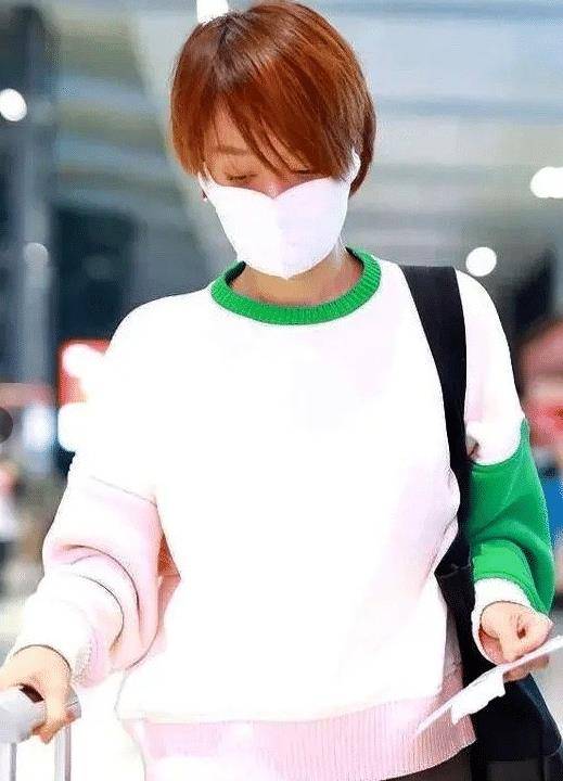 46岁马伊琍又扮嫩成功,领子和袖子"局部撞色",配短发很减龄_时尚_女性