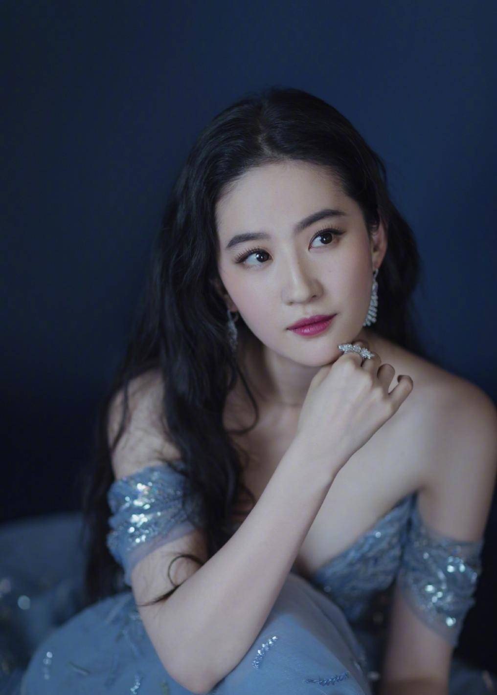 刘亦菲身材有肉曲线饱满,顶着"初恋脸"穿抹身材纱裙,时尚又迷人_设计